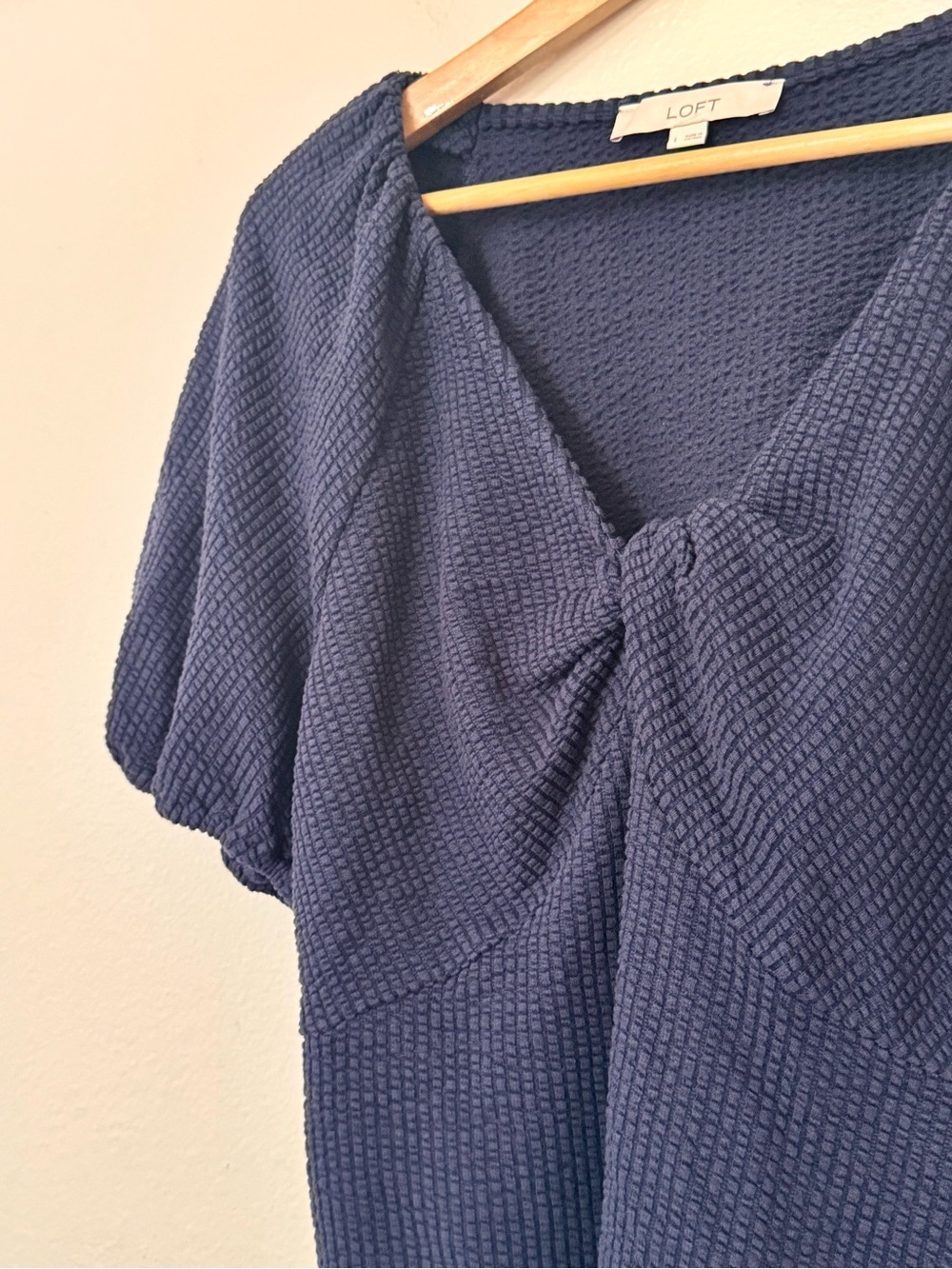 LOFT Navy Seersucker Twist Neck Puff Sleeve Top Women’s Large Cotton Blend - Picture 3 of 5